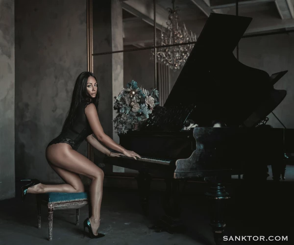 nude pianist