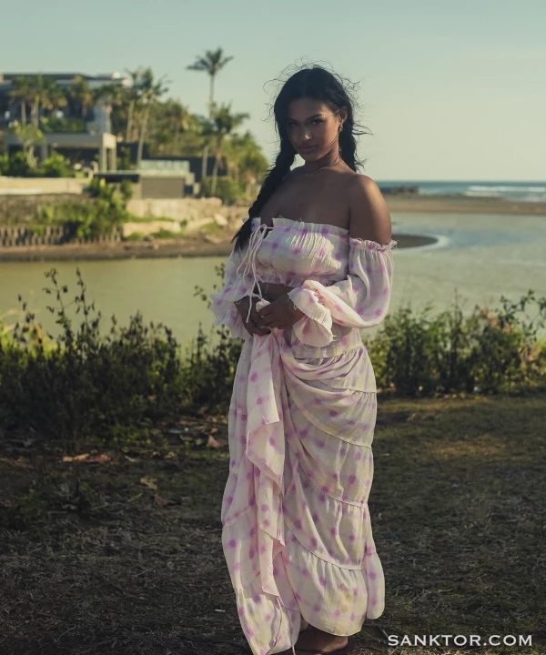 Un nativo americano si masturba.