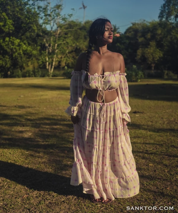 Le sue curve erano un invito irresistibile, un paesaggio sinuoso di fianchi larghi e seni prosperosi che ondeggiavano ad ogni passo. Indossava un abito attillato rosso, che aderiva come una seconda pelle alle sue forme generose, accentuando il ventre morbido e le cosce piene. Lui non riusciva a staccarle gli occhi di dosso mentre lei si avvicinava, il profumo dolce della sua pelle che lo avvolgeva.  "Ti piaccio così?" mormorò lei, la voce vellutata come seta, premendo il corpo contro il suo. Le sue mani esperte scivolarono lungo la sua schiena, afferrando quelle natiche rotonde e sode, stringendole con fame. Lei gemette piano, arcuandosi, lasciando che i suoi capezzoli turgidi sfregassero contro il petto di lui attraverso il tessuto sottile.  La spinse contro il muro, le labbra che divoravano le sue in un bacio ardente. Le mani di lui esplorarono ogni curva: scesero lungo i fianchi larghi, si infilarono sotto l'abito per accarezzare la pelle calda e vellutata delle cosce. Lei aprì le gambe, invitandolo più vicino, il suo sesso già umido e pulsante di desiderio.  Con un movimento fluido, lui le alzò l'abito, esponendo quelle curve perfette alla luce fioca. Le sue dita trovarono il clitoride gonfio, sfregandolo con cerchi lenti e torturanti. "Sì... proprio lì," ansimò lei, le unghie che graffiavano la sua nuca. Il suo corpo tremava, i seni che rimbalzavano mentre si dimenava contro la sua mano.  La fece girare, premendola contro il muro con il suo corpo. Il suo cazzo duro premette contro il suo culo morbido, scivolando tra le sue cosce umide. Entrò in lei con un colpo deciso, riempiendola completamente. Ogni spinta era profonda, ritmica, facendo oscillare quelle curve deliziose. Lei gridò di piacere, spingendo indietro per prenderlo tutto, i loro corpi che sbattevano in un ritmo selvaggio.  Vennero insieme in un'esplosione di estasi, i loro gemiti che echeggiavano nella stanza. Lei si accasciò tra le sue braccia, le curve ancora frementi, un sorriso soddisfatto sulle labbra gonfie. "Le mie curve ti fanno impazzire, vero?" sussurrò, e lui annuì, già pronto per il bis.